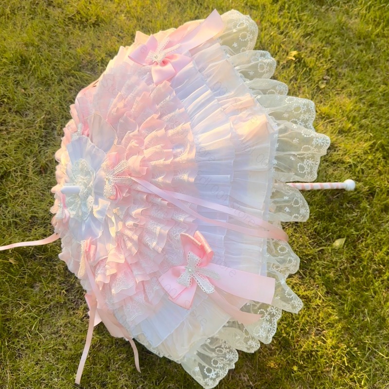 Photography Umbrella - ピンクと白の蝶柄傘。手作りのレース装飾が施され、ティーパーティーやコスプレ、写真撮影の小道具として最適。軽量で持ち運びやすく、装飾としても活用できます。